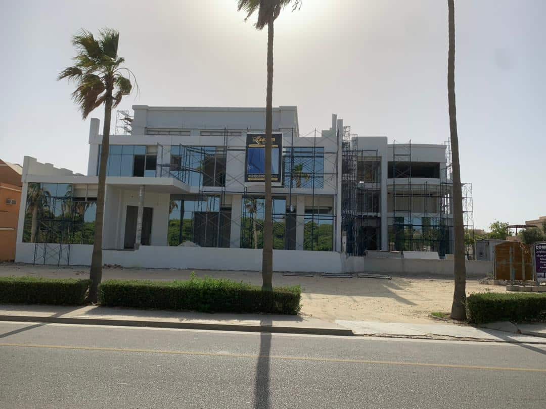 تنفيذ أعمال واجهات زجاجية