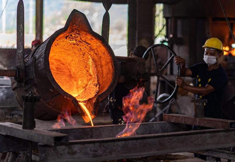 صب معادن بالقوالب